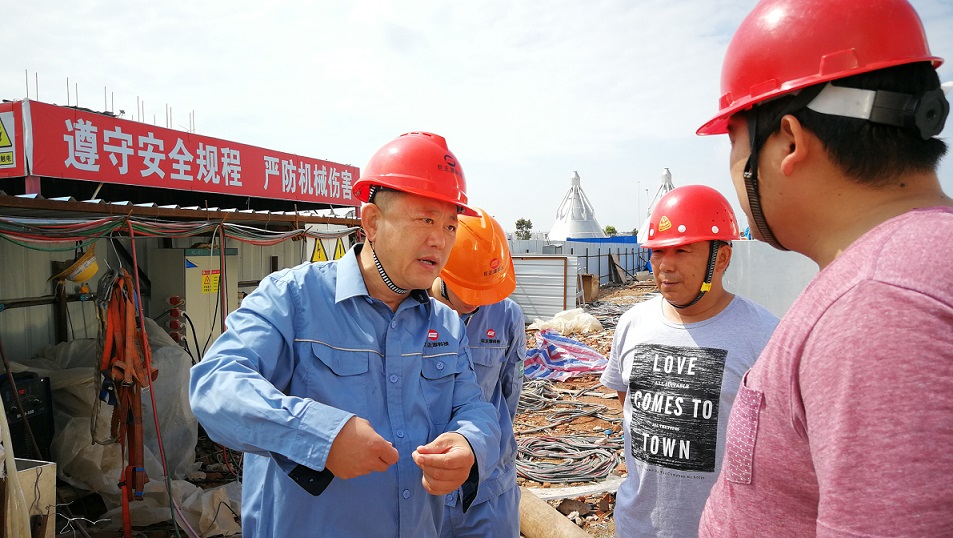 2018年5月2日，股份公司副總裁黃鐵民對(duì)科技公司項(xiàng)目現(xiàn)場(chǎng)進(jìn)行安全檢查.jpg